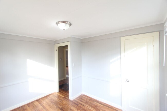 Building Photo - 1705 2nd Ct W