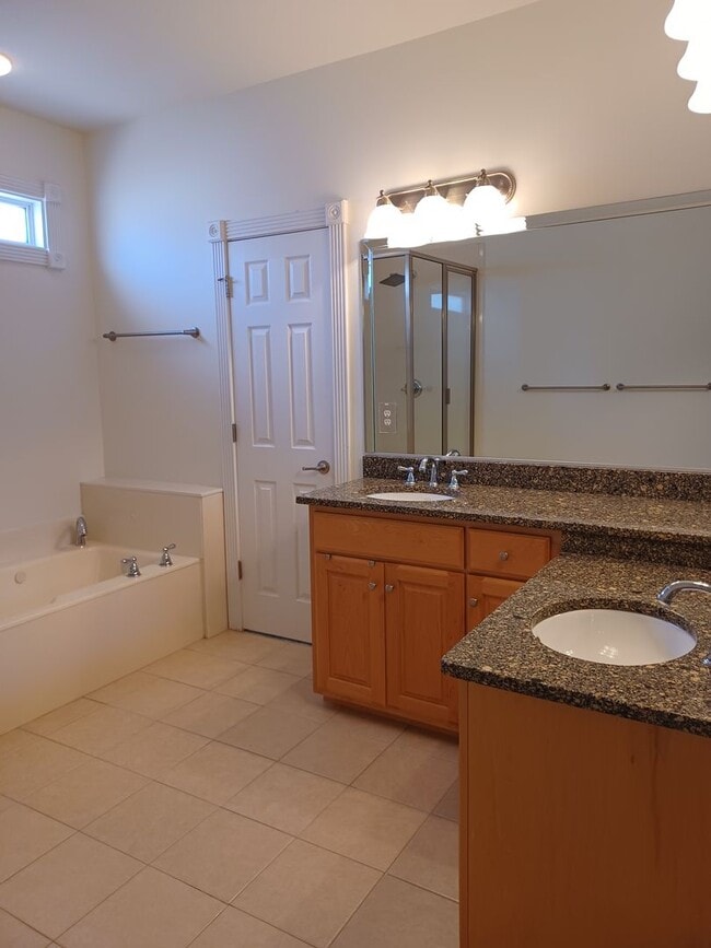 Building Photo - Spacious 4 Bedroom in Chics Beach