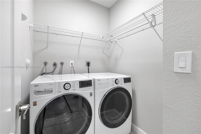 Building Photo - 942 SW 147th Ct