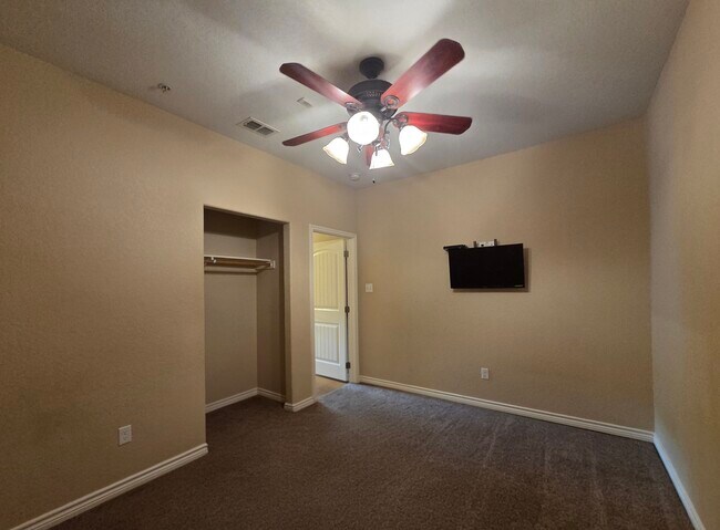 Building Photo - Floresville 3rd St Apartments