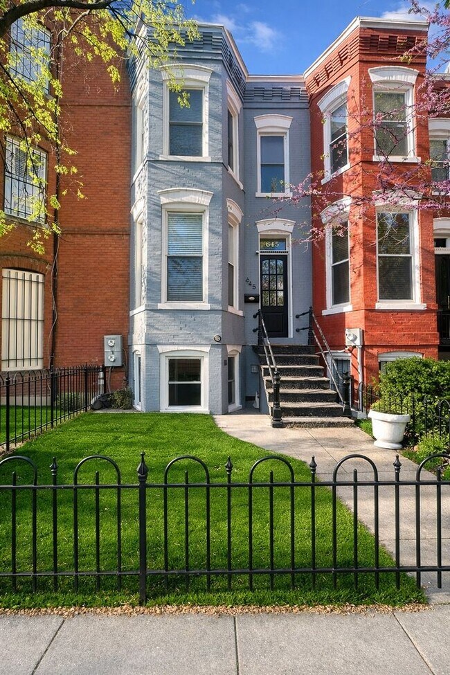 Building Photo - 2 Bedroom 1.5 Bath Condo in Shaw Neighborhood, Backyard, Recently Renovated, Fabulous Modern Feat...