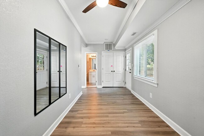 Building Photo - 931 Kenton Ave