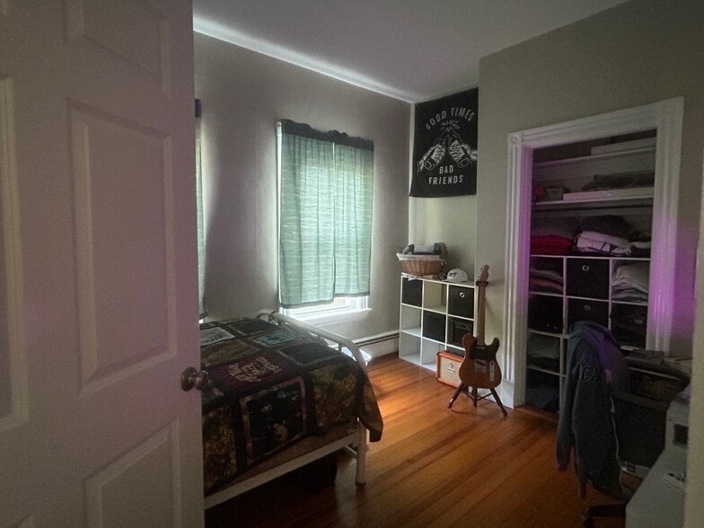 Side bedroom - 59 Winter St