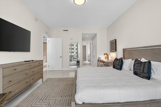 Building Photo - 3100 N Ocean Dr