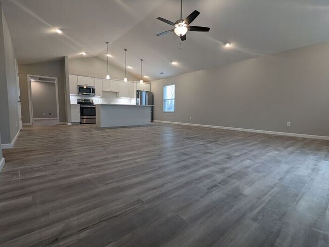 Building Photo - This is the perfect chance to settle into ...