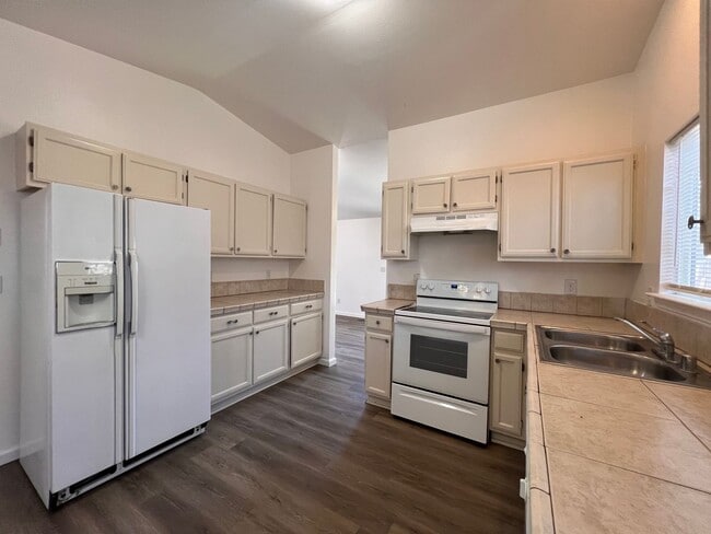 Building Photo - 3 Bedroom 2 Bath Home in Fernley