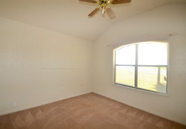 Building Photo - AMAZING 4 BED/ 2 BATH HOME IN WESTERN HILL...