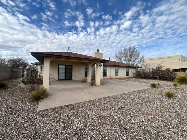 Building Photo - Move-In Special: ½ OFF First Month’s Rent! 3 Bedroom 2 Bathroom 2109 Sqft