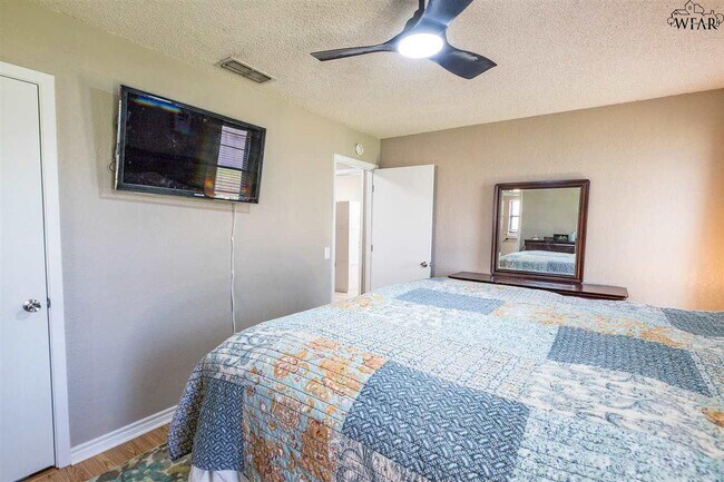 Building Photo - 4925 Big Bend Dr