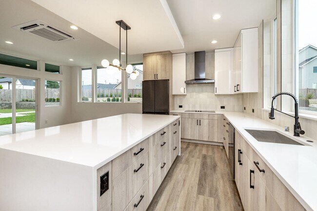 Building Photo - Edgewood Stunner