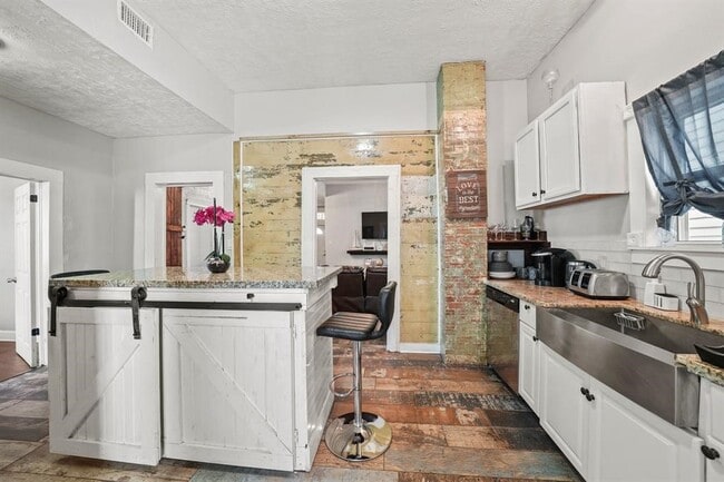 Building Photo - 3223 Avenue M