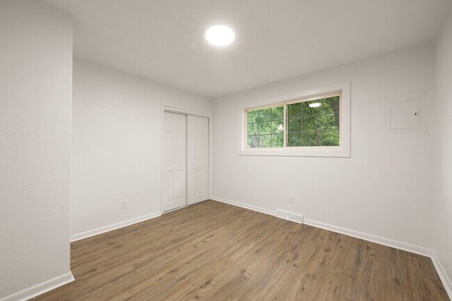 Building Photo - 512 Maier Dr