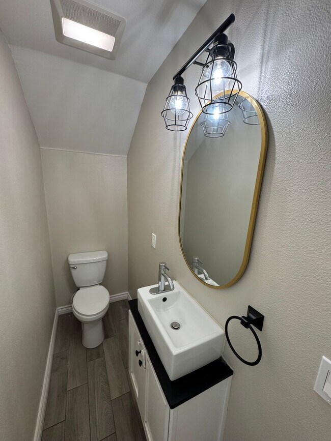 Building Photo - @ 4L Hayland