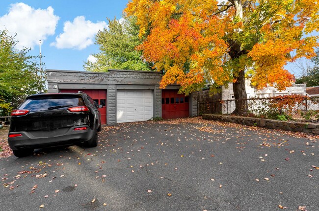 Building Photo - 1062 Saratoga St