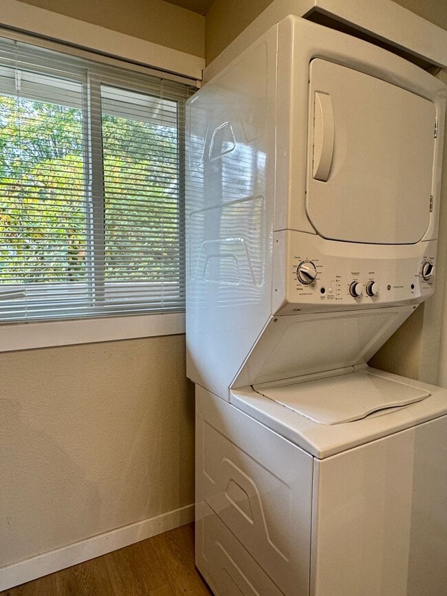 Building Photo - Downtown Poulsbo water view condo...comple...