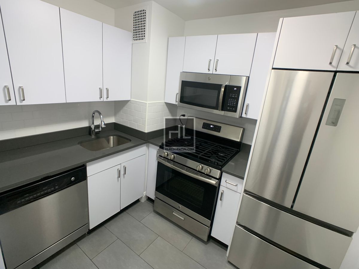 Building Photo - 5 AVENUE