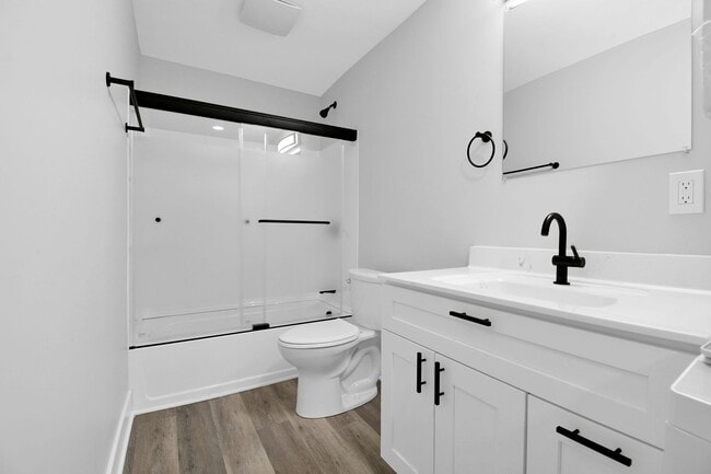 Building Photo - Freshly Renovated Duplex. Upstairs and Downstairs Units Available Now. Schedule a Schedule Today!