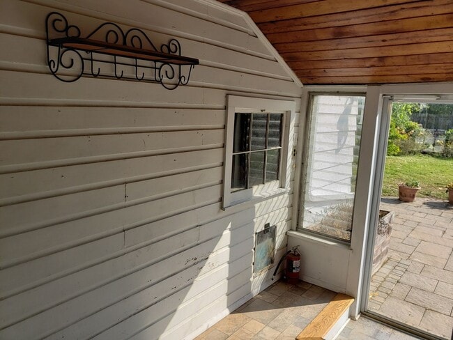 Building Photo - Charming 3 bedroom single family home loca...