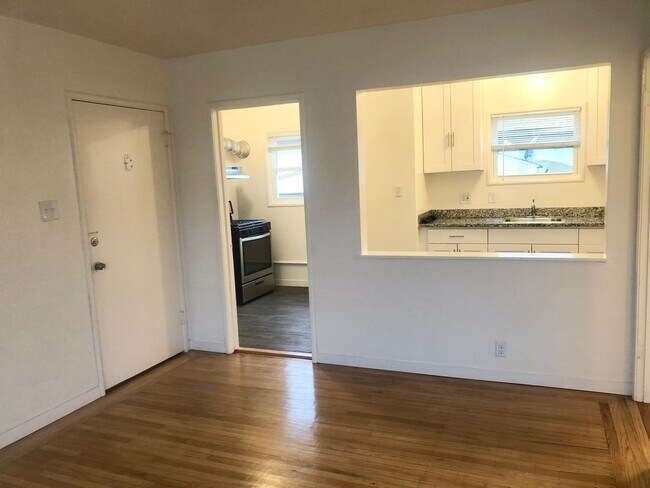 Building Photo - Remodeled top floor 1 Bd with hardwood flooring and spacious modern kitchen!