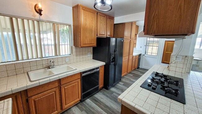Building Photo - Large 3 Bedroom 2 Bath Front House!