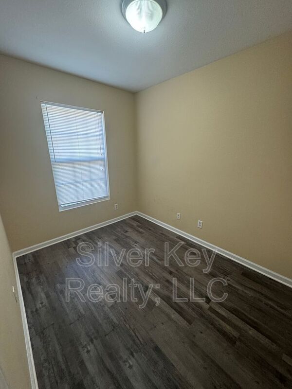 Building Photo - 220 Willow Creek Drive