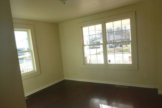 Building Photo - Beautiful 4 Bedroom Home in Enderly Park!