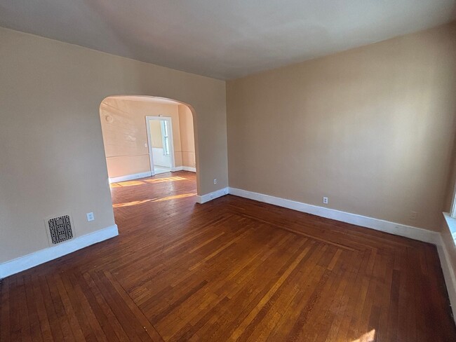 Building Photo - 37 Hotchkiss St