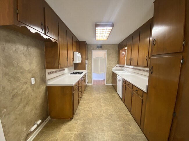 Building Photo - 5363 E 28th St