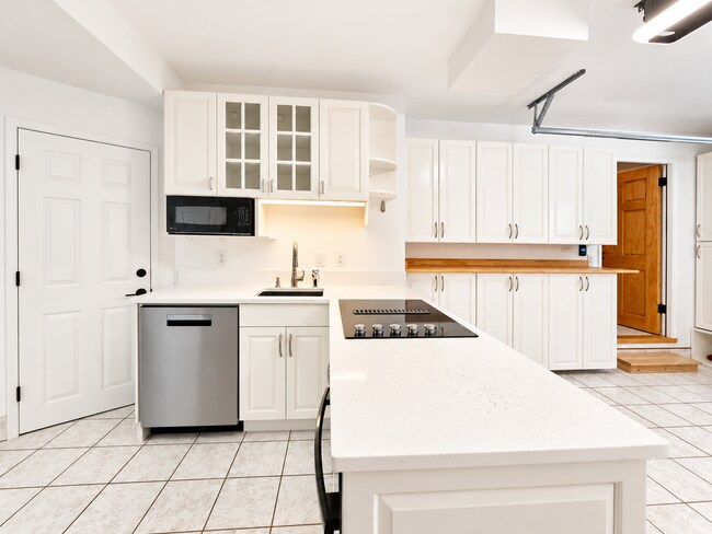 Building Photo - 14444 Sunrise Drive NE