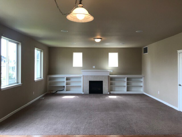 Building Photo - Beautiful Spacious 4BD/2.5BA Home