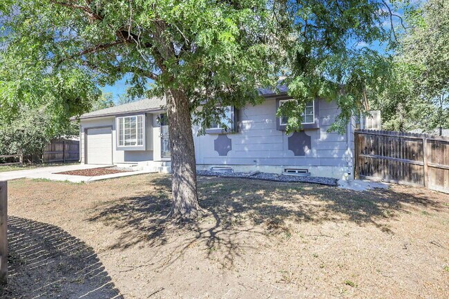 Building Photo - $2,295 - 4 Bed, 2 Bath Home in CO Springs ...