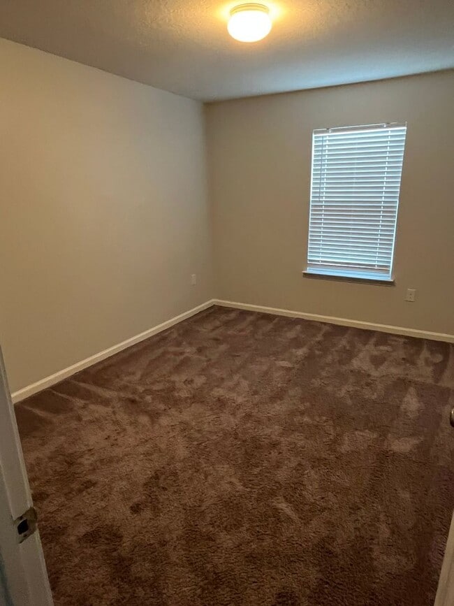 Building Photo - Convenient to shopping & Whiting Field!