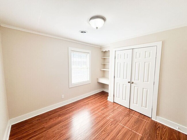 Building Photo - 14 Laurie St