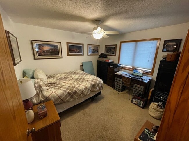 Building Photo - Spacious 3 bedroom in quiet country setting.