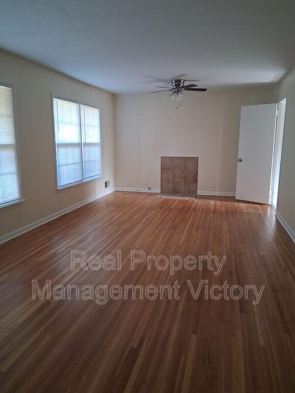 Building Photo - 817 Springlake Dr