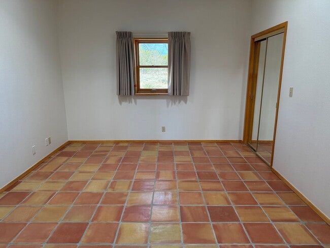 Building Photo - 5 Oriente Ct