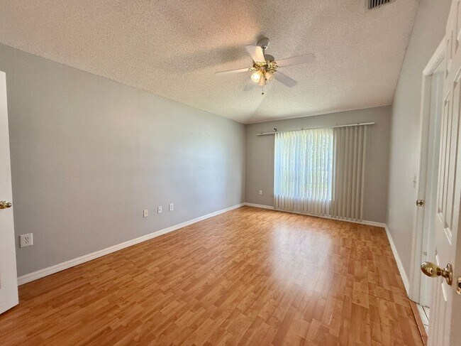 Building Photo - 220 Canterbury Ct