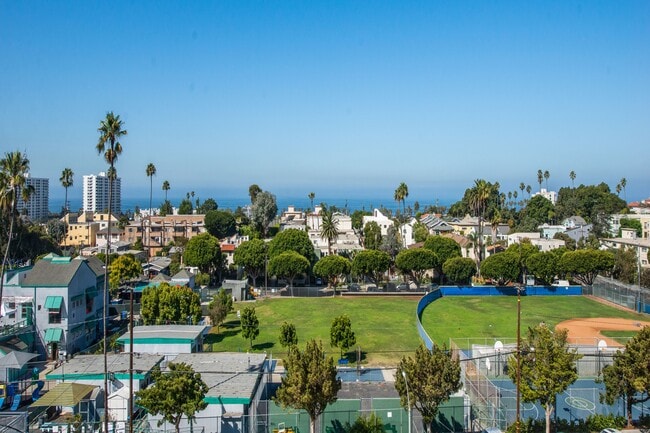 Building Photo - 2460 Beverley Ave