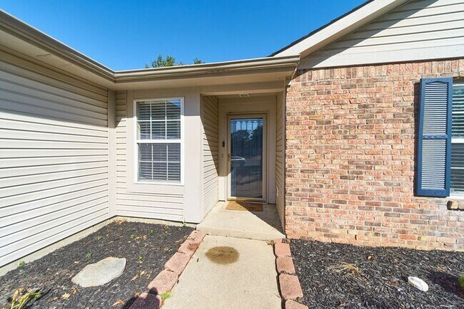 Building Photo - 3 Bedroom 2 Full Bath In Peaceful Franklin...