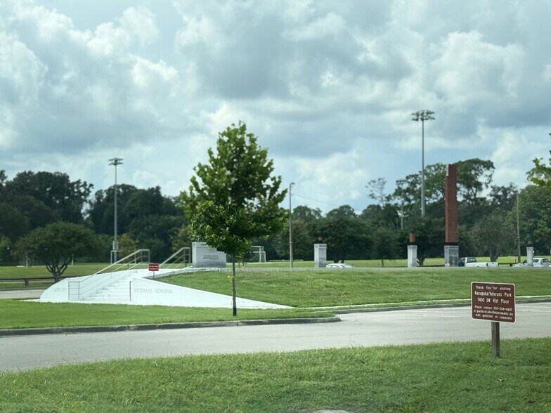 Building Photo - 4304 SW 70th Terrace