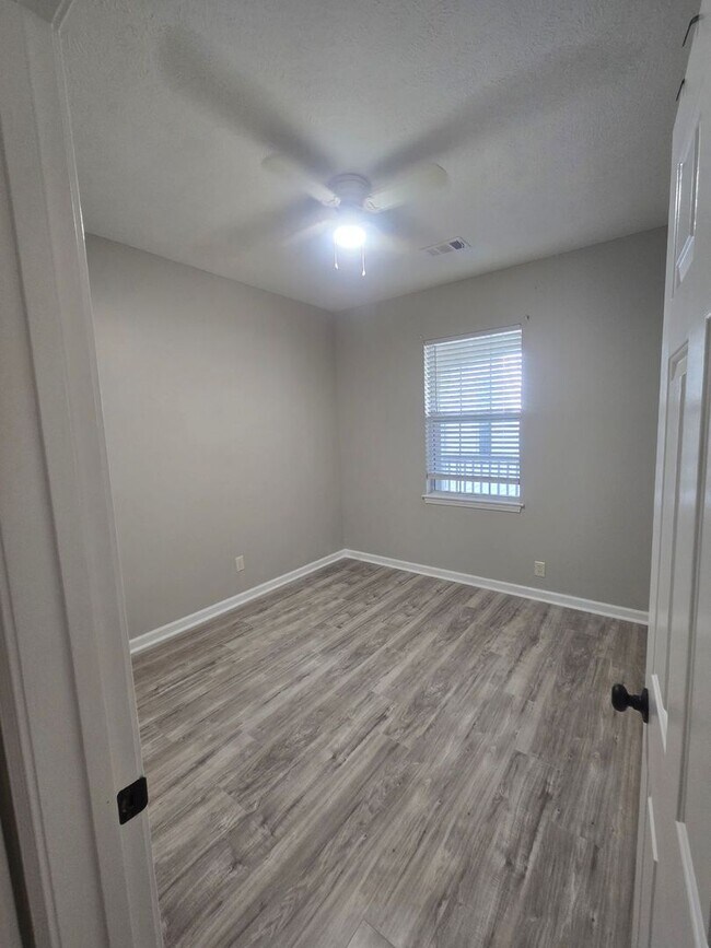 Building Photo - 504 River Oaks Dr