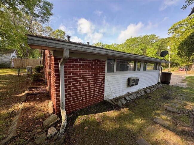 Building Photo - 713 Iris Ave