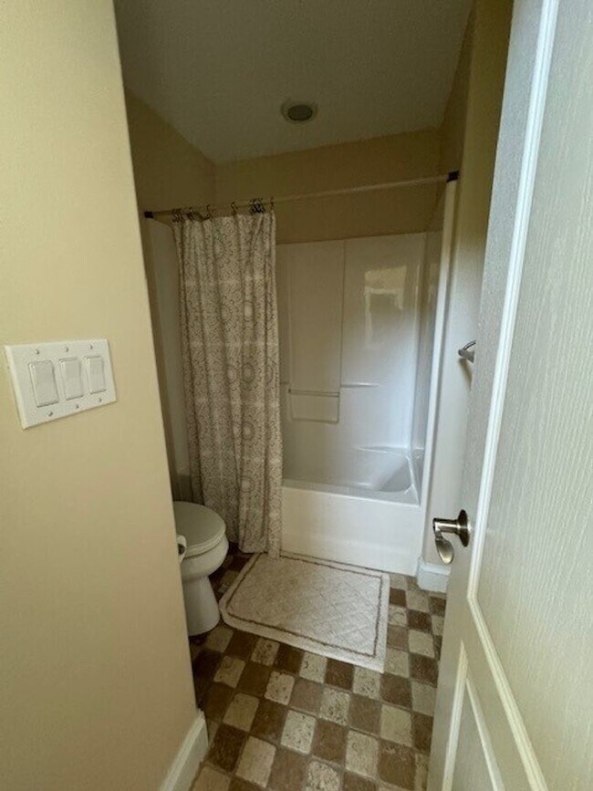 Building Photo - Immaculate 4 bedroom 3.5 bath Home at North End