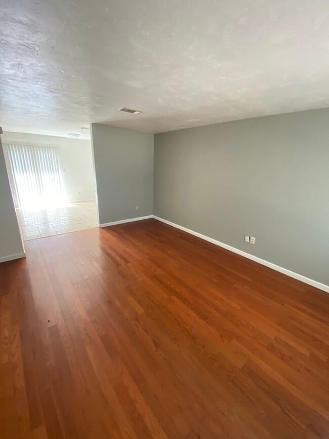 Building Photo - Gorgeous 3 Bedroom 2 Bathroom Single Family Home! Huge Fenced in Backyard!