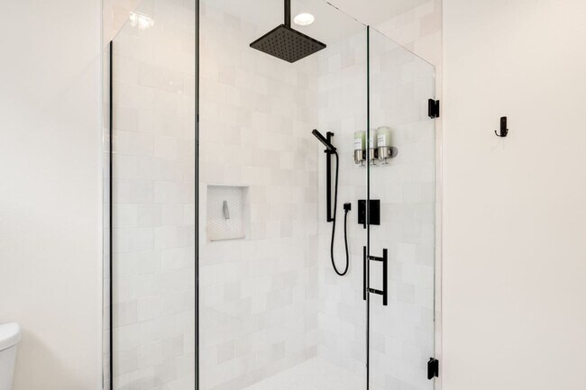 Building Photo - 823 NE 70th St