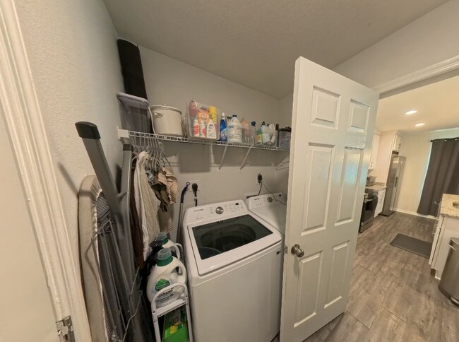 Building Photo - "Charming 3-Bed, 2-Bath Home Oasis in Jacksonville's Heart!"
