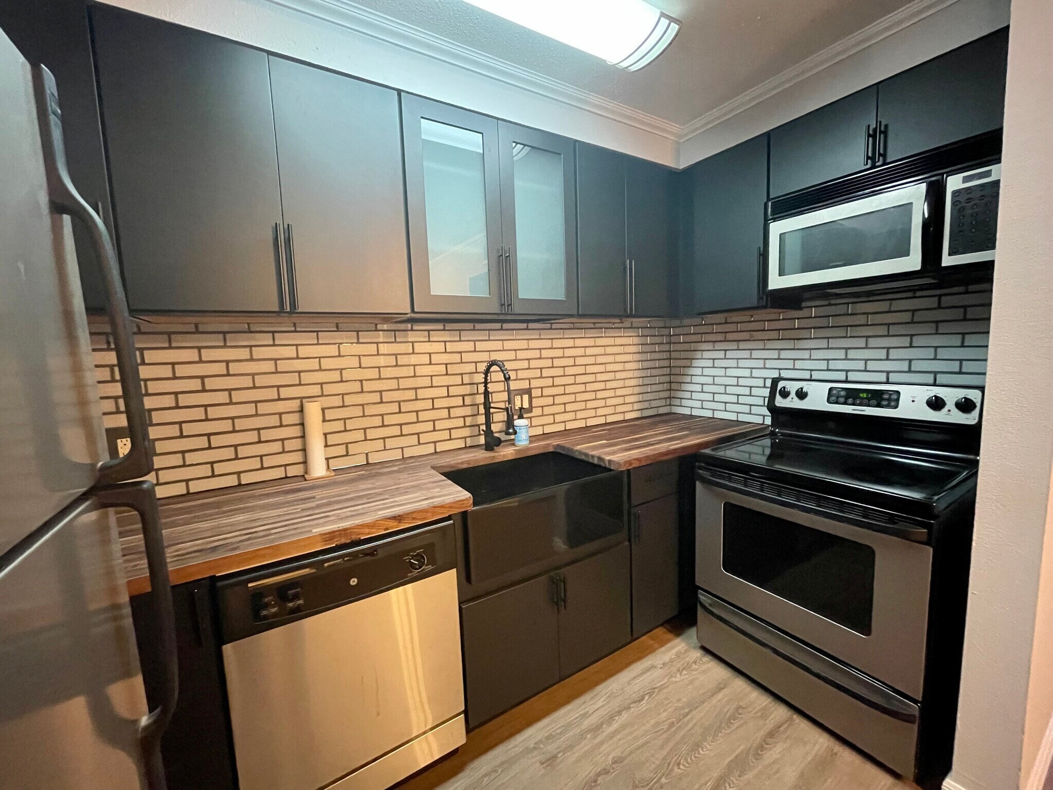 Building Photo - 408 E Virginia St