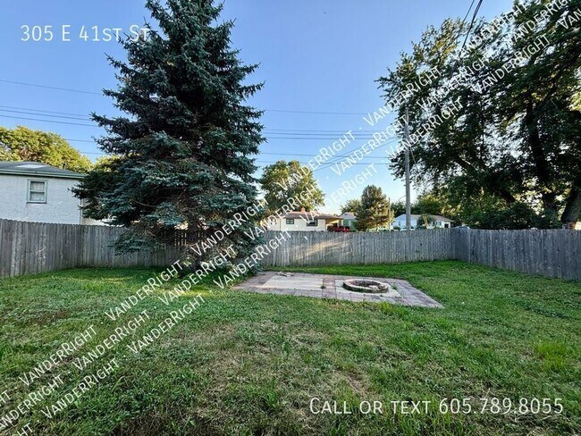 Building Photo - 305 E 41st St