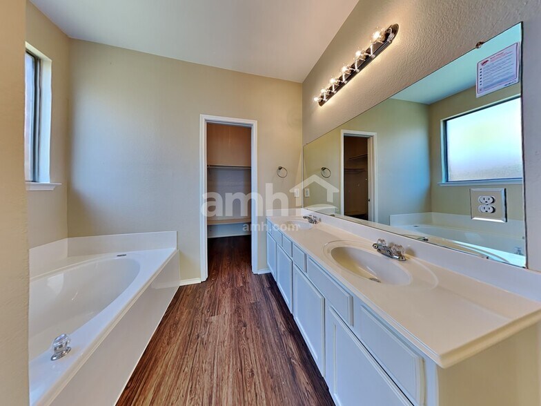 Building Photo - 2847 Park Springs Dr