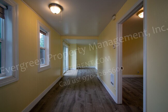 Building Photo - Updated Garden Level Apartment in Central ...